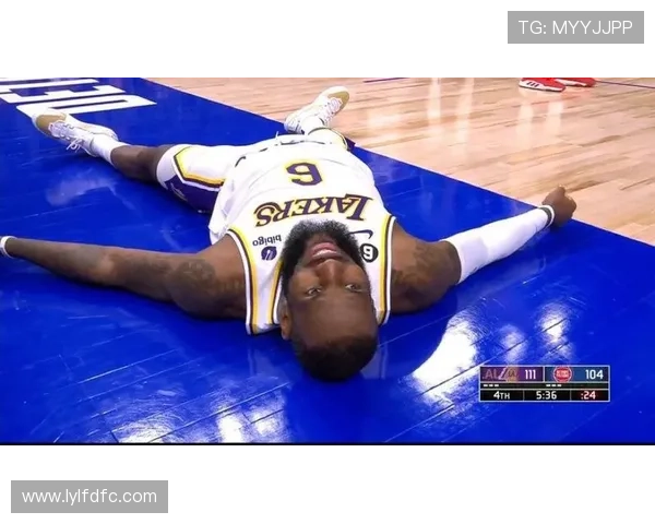 布朗遭遇滑铲未判犯规主裁解释两人滑倒导致未吹哨